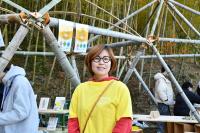 笑顔でこちらを向いている女性