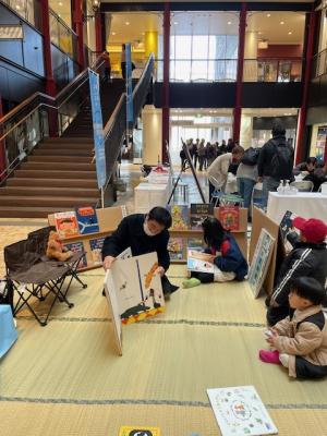 図書館職員が読み聞かせをしている様子