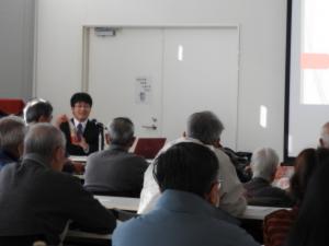 講演会の様子（講師の方がスライドを使って説明されている様子）