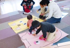 ふくわらいをする親子