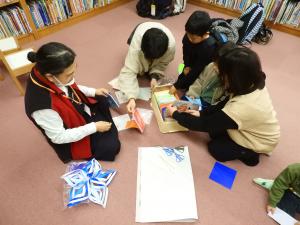 好きな色の折り紙を選んでいる様子