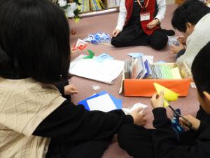 はさみを使っているところ