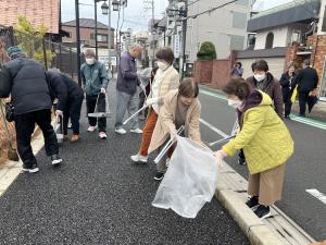 美化清掃している健老大学の皆さん