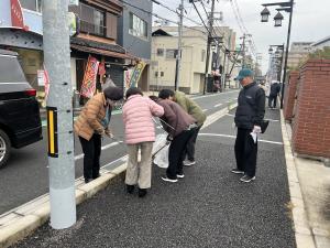 美化清掃している健老大学の皆さん