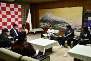 談笑している様子