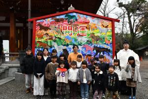 絵馬の前での集合写真