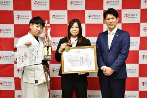 豊島さんと玉木さんと市長の記念写真