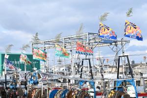 風になびく大漁旗