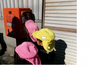 園児が順番に並んで年賀状を投函している様子