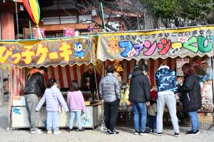 出店で買い物をする親子連れの後姿