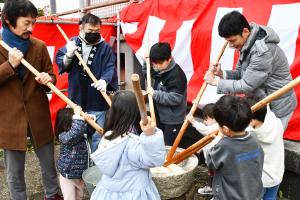 千本搗きをする子どもたち