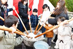 千本搗きをする子どもたち