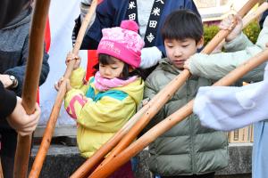 餅をつく幼い女の子と男の子