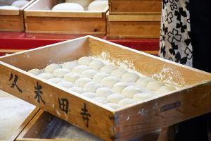 久米田寺と書かれた木の箱に並べられたたくさんの餅