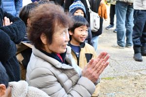 拍手をするおばあさん