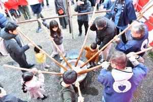 臼を囲んで餅をつく子どもたち