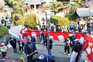 千本搗きに集まったたくさんの人たち