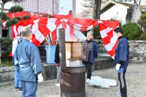 もち米を蒸しながら談笑する男性たち