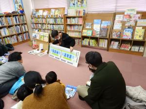大型絵本を読んでいる様子