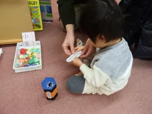 おみくじをひいている様子