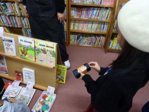 女の子がおみくじをひいている様子