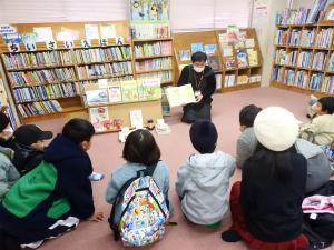 読み聞かせをしている様子