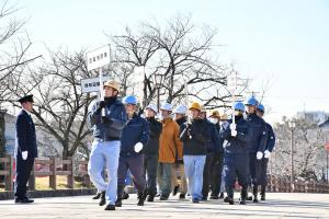 自衛消防隊などが行進する様子