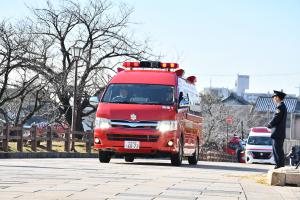 走行する消防車両