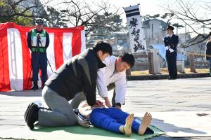 心肺蘇生する様子