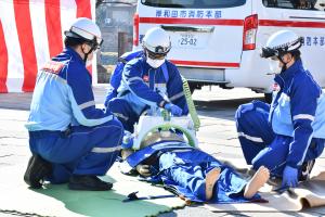 救急隊員が自動心肺蘇生器を使用する様子