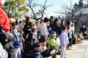 見学する人たち