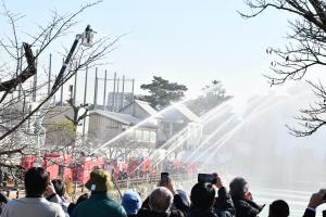 お堀への一斉放水