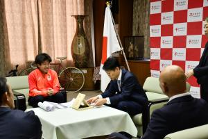 メダルを見る市長