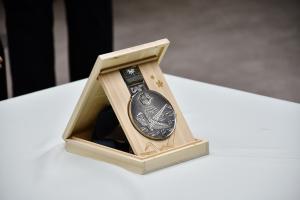 ケースに置かれた銀メダル