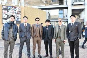 スーツを着た6人の男性