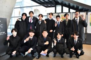 スーツ姿の12人の男性