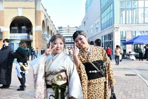 振り袖姿の女性2人