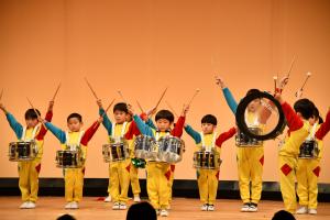 決めポーズする園児たち