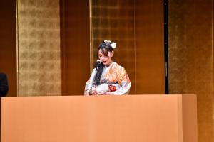 成人の誓いを述べる女性