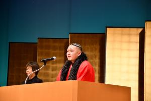 成人の誓いを述べる男性