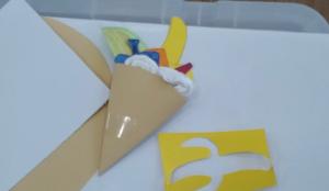 たくさんのフルーツを入れたクレープの写真