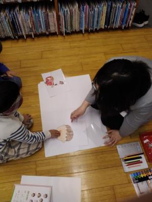 ふくわらいで遊んでいる様子