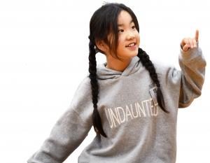 「い」の指文字をする女子児童