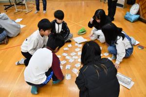 カードゲームする子ども達