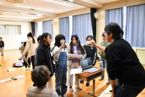 手話で質問する子ども達