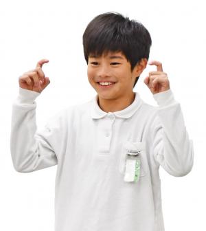 挨拶の手話をする男子児童