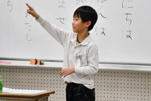 右手を伸ばし指差しする姿