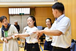 男性が手話を指導する様子