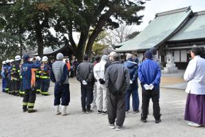 地域の住民と消防士が整列している様子