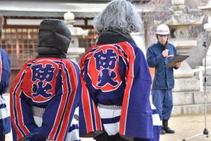 防火と書いた法被を着ている二人の女性